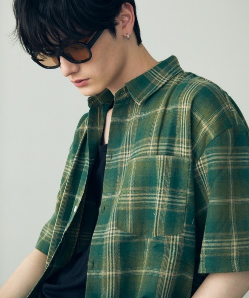 Shoowtime（ショウタイム）の「Over size casual short sleeve shirt / オーバーサイズカジュアルチェックシャツ（シャツ/ブラウス・メンズ・イエロー系/サックスブルー系2/サックスブルー系1/ブラック系/グリーン系/ネイビー系/ホワイト系/モカ・LARGE/MEDIUM/X-LARGE）」の4枚目の写真