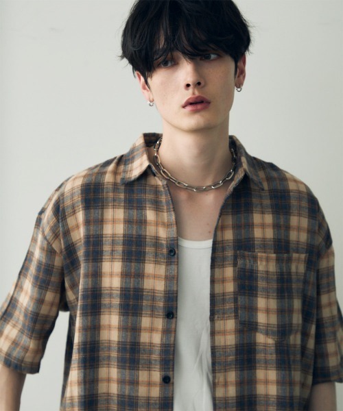 Shoowtime（ショウタイム）の「Over size casual short sleeve shirt / オーバーサイズカジュアルチェックシャツ（シャツ/ブラウス・メンズ・イエロー系/サックスブルー系2/サックスブルー系1/ブラック系/グリーン系/ネイビー系/ホワイト系/モカ・LARGE/MEDIUM/X-LARGE）」の2枚目の写真