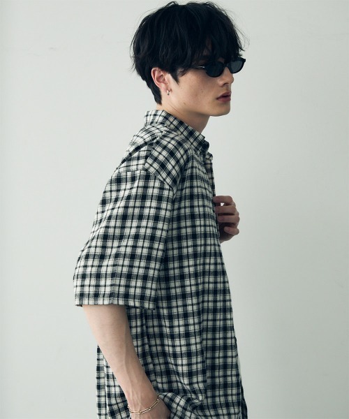 Shoowtime（ショウタイム）の「Over size casual short sleeve shirt / オーバーサイズカジュアルチェックシャツ（シャツ/ブラウス・メンズ・イエロー系/サックスブルー系2/サックスブルー系1/ブラック系/グリーン系/ネイビー系/ホワイト系/モカ・LARGE/MEDIUM/X-LARGE）」の16枚目の写真