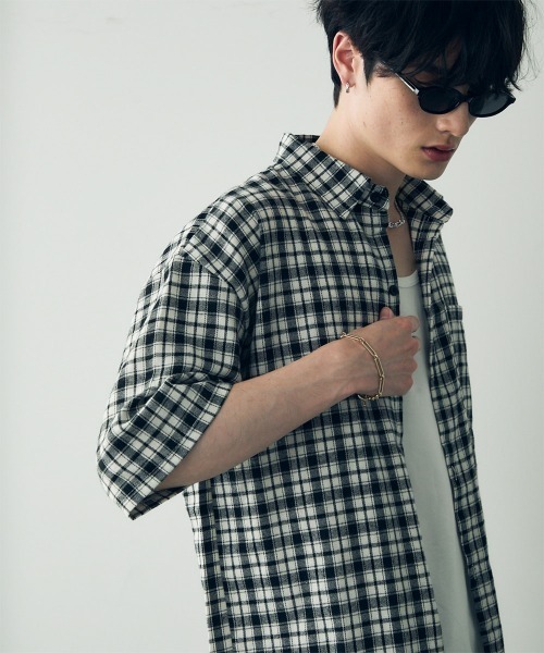 Shoowtime（ショウタイム）の「Over size casual short sleeve shirt / オーバーサイズカジュアルチェックシャツ（シャツ/ブラウス・メンズ・イエロー系/サックスブルー系2/サックスブルー系1/ブラック系/グリーン系/ネイビー系/ホワイト系/モカ・LARGE/MEDIUM/X-LARGE）」の17枚目の写真