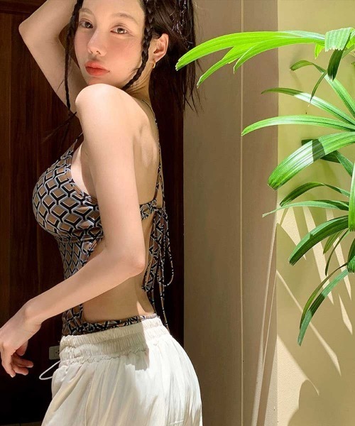 LAVIA(ラヴィア)の「バックオープンデザインワンピース(水着・レディース・ブラック・M/L)」の2枚目の写真