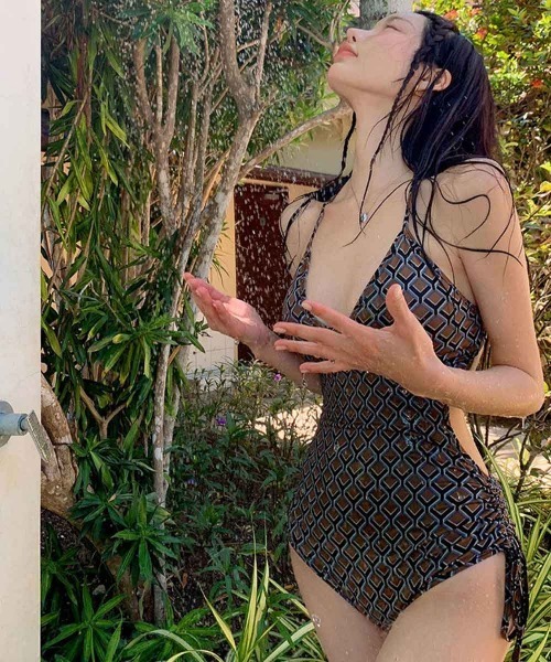 LAVIA(ラヴィア)の「バックオープンデザインワンピース(水着・レディース・ブラック・M/L)」の4枚目の写真