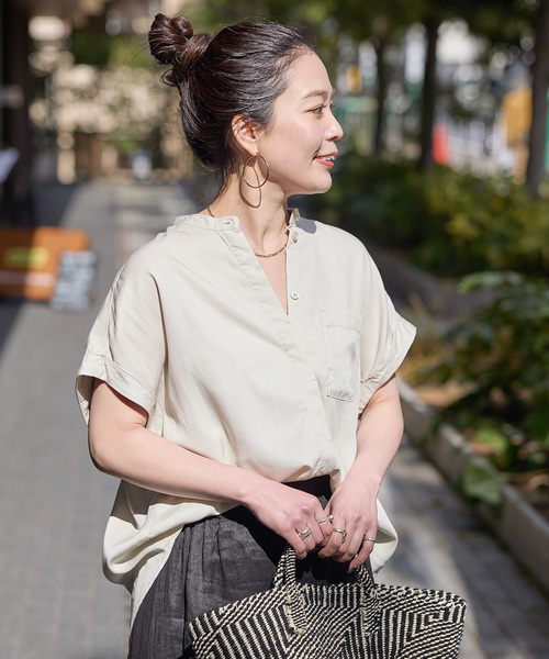 B.C STOCK(ベーセーストック)の「《追加4》手洗い可 / セルロースシャツ(シャツ/ブラウス・レディース・ベージュ系その他/ブルー系その他/ブラック/カーキ・FREE)」の3枚目の写真