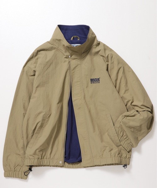 DISCUS ATHLETIC(ディスカス アスレチック)の「【DISCUS ATHLETIC/ディスカス アスレチック】ワンポイント刺繍 裏フリースナイロンスタンドブルゾン/ジャケット(ブルゾン・メンズ・ブラック/アイボリー/ネイビー/ベージュ・LARGE/MEDIUM)」の2枚目の写真