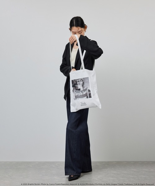 ROPE'（ロペ）の「【Brigitte Bardot×ROPE'・コラボ】モノクロフォトプリントキャンバストートバッグ【A4対応】（トートバッグ・レディース・ホワイト/ブラック・FREE）」の14枚目の写真