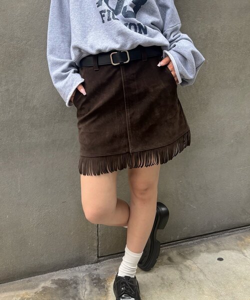 WHO'S WHO gallery（フーズフーギャラリー）の「スウェードフリンジミニスカート（スカート・レディース・キャメル/ダークブラウン・FREE）」の2枚目の写真