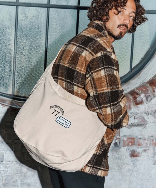 seventy seven（セブンティセブン）の「mko13169-embroidery newspaper bag(77arch) ニュースペーパーバッグ(7725W330)（ショルダーバッグ・メンズ・ナチュラル/ブラック・FREE）」の2枚目の写真