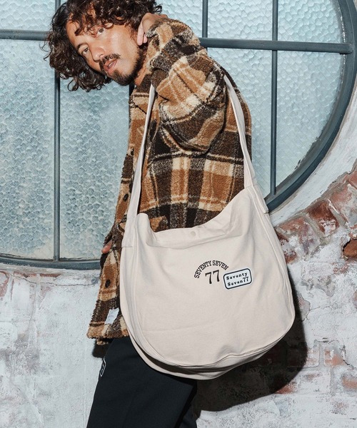 seventy seven（セブンティセブン）の「mko13169-embroidery newspaper bag(77arch) ニュースペーパーバッグ(7725W330)（ショルダーバッグ・メンズ・ナチュラル/ブラック・FREE）」の3枚目の写真