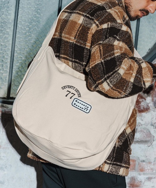 seventy seven（セブンティセブン）の「mko13169-embroidery newspaper bag(77arch) ニュースペーパーバッグ(7725W330)（ショルダーバッグ・メンズ・ナチュラル/ブラック・FREE）」の4枚目の写真