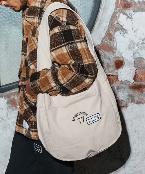 seventy seven（セブンティセブン）の「mko13169-embroidery newspaper bag(77arch) ニュースペーパーバッグ(7725W330)（ショルダーバッグ・メンズ・ナチュラル/ブラック・FREE）」の5枚目の写真