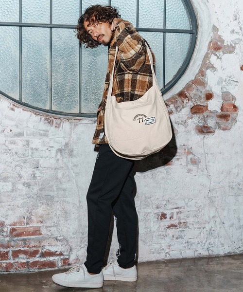 seventy seven（セブンティセブン）の「mko13169-embroidery newspaper bag(77arch) ニュースペーパーバッグ(7725W330)（ショルダーバッグ・メンズ・ナチュラル/ブラック・FREE）」の7枚目の写真