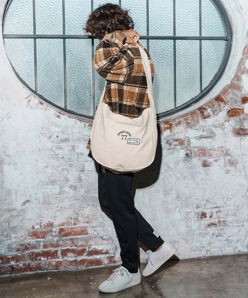 seventy seven（セブンティセブン）の「mko13169-embroidery newspaper bag(77arch) ニュースペーパーバッグ(7725W330)（ショルダーバッグ・メンズ・ナチュラル/ブラック・FREE）」の8枚目の写真