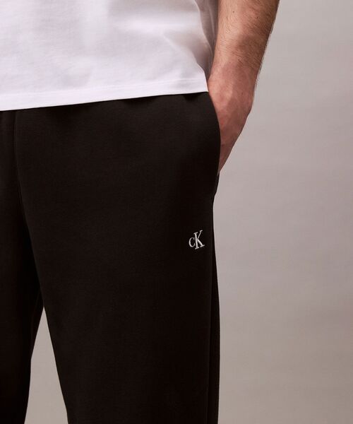 Calvin Klein(カルバン・クライン)の「アーカイブ ロゴ ジョガーパンツ(スウェットパンツ・メンズ・グレー/ブラック・L/M/S)」の4枚目の写真
