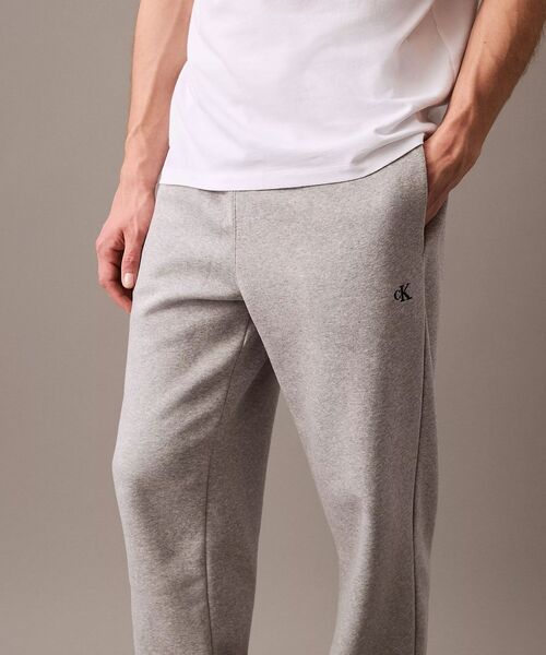 Calvin Klein(カルバン・クライン)の「アーカイブ ロゴ ジョガーパンツ(スウェットパンツ・メンズ・グレー/ブラック・L/M/S)」の22枚目の写真