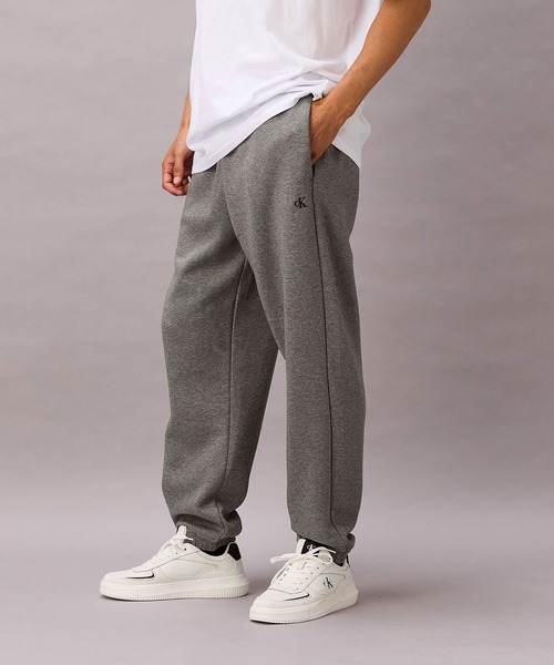 Calvin Klein(カルバン・クライン)の「アーカイブ ロゴ ジョガーパンツ(スウェットパンツ・メンズ・グレー/ブラック・L/M/S)」の18枚目の写真