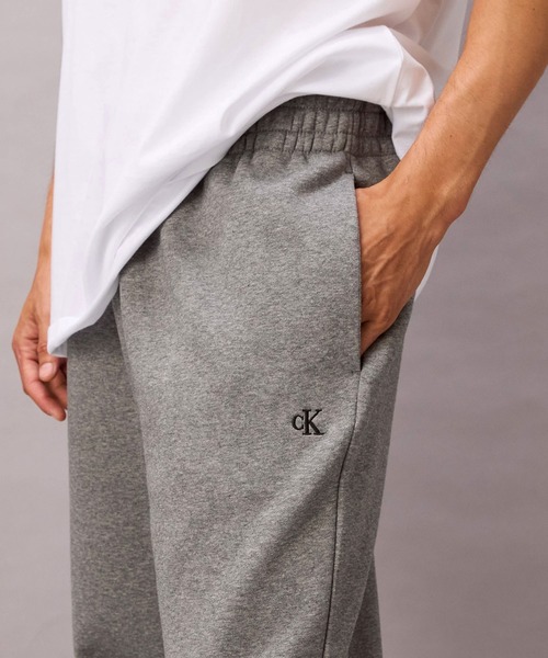 Calvin Klein(カルバン・クライン)の「アーカイブ ロゴ ジョガーパンツ(スウェットパンツ・メンズ・グレー/ブラック・L/M/S)」の19枚目の写真