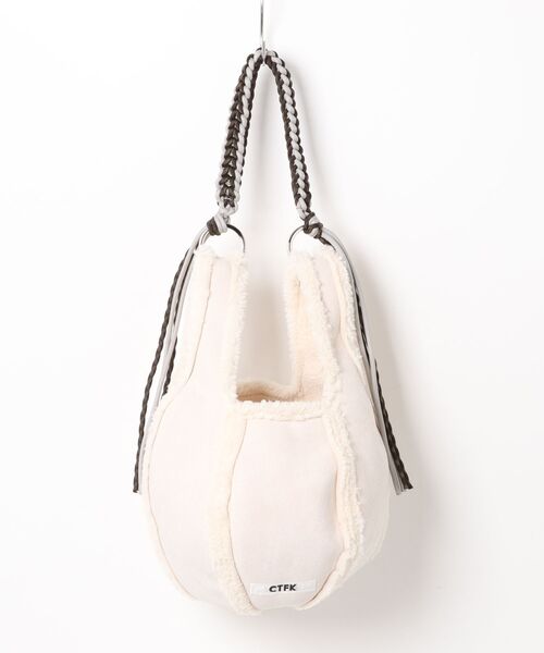 Anui(アニュイ)の「【UNISEX/CONTROL FREAK】ムートン風ボールバッグ(ショルダーバッグ・レディース・ブラック/ライトベージュ・FREE)」の1枚目の写真