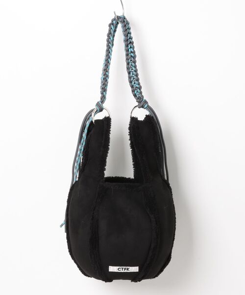 Anui(アニュイ)の「【UNISEX/CONTROL FREAK】ムートン風ボールバッグ(ショルダーバッグ・レディース・ブラック/ライトベージュ・FREE)」の2枚目の写真