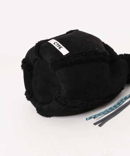 Anui(アニュイ)の「【UNISEX/CONTROL FREAK】ムートン風ボールバッグ(ショルダーバッグ・レディース・ブラック/ライトベージュ・FREE)」の4枚目の写真