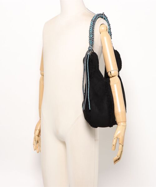 Anui(アニュイ)の「【UNISEX/CONTROL FREAK】ムートン風ボールバッグ(ショルダーバッグ・レディース・ブラック/ライトベージュ・FREE)」の6枚目の写真