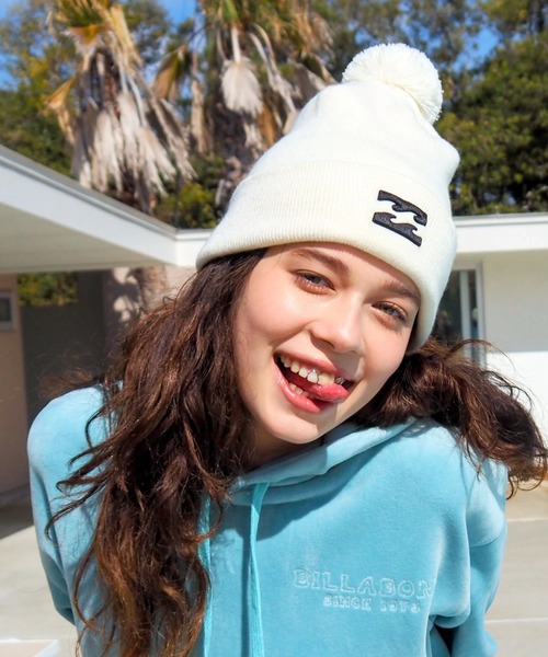 BILLABONG（ビラボン）の「BILLABONG レディース HI GG PONPON BEANIE ビーニー 【2025年秋冬モデル】 @autumn /ビラボンロゴワンポイントポンポン付きニット帽・ビーニー（ニットキャップ/ビーニー・レディース・ブラック/ブルー/オフホワイト/ブラウン・FREE）」の2枚目の写真