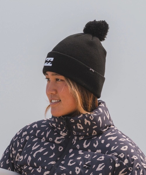 BILLABONG（ビラボン）の「BILLABONG レディース HI GG PONPON BEANIE ビーニー 【2025年秋冬モデル】 @autumn /ビラボンロゴワンポイントポンポン付きニット帽・ビーニー（ニットキャップ/ビーニー・レディース・ブラック/ブルー/オフホワイト/ブラウン・FREE）」の13枚目の写真
