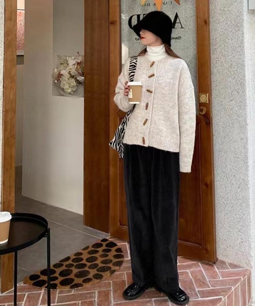 maison de LATIR(メゾンドラティール)の「幅広いスタイルに合うダッフルカーディガン(カーディガン/ボレロ・レディース・ベージュ/ネイビー・FREE)」の3枚目の写真