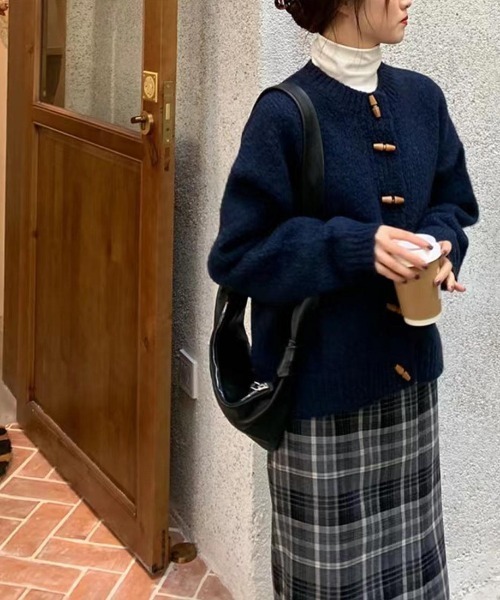 maison de LATIR(メゾンドラティール)の「幅広いスタイルに合うダッフルカーディガン(カーディガン/ボレロ・レディース・ベージュ/ネイビー・FREE)」の10枚目の写真