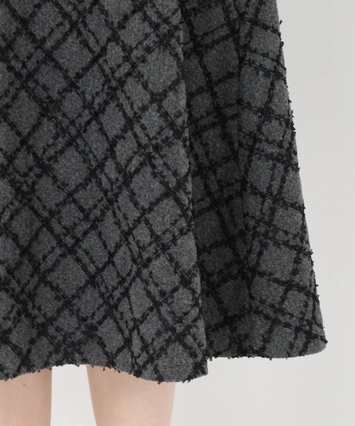 STRAWBERRY-FIELDS(ストロベリーフィールズ)の「リボンヤーンフラノライク_リボンヤーン刺しゅうフレアスカート(スカート・レディース・キナリ/チャコールグレー・2/1)」の9枚目の写真