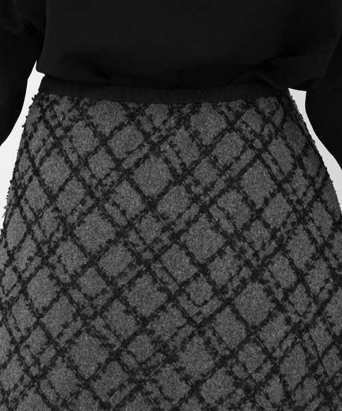 STRAWBERRY-FIELDS(ストロベリーフィールズ)の「リボンヤーンフラノライク_リボンヤーン刺しゅうフレアスカート(スカート・レディース・キナリ/チャコールグレー・2/1)」の7枚目の写真