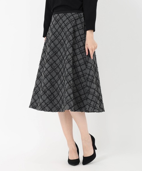 STRAWBERRY-FIELDS(ストロベリーフィールズ)の「リボンヤーンフラノライク_リボンヤーン刺しゅうフレアスカート(スカート・レディース・キナリ/チャコールグレー・2/1)」の3枚目の写真