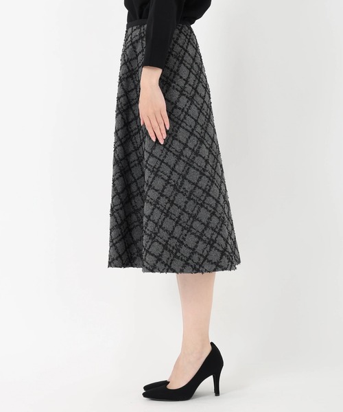 STRAWBERRY-FIELDS(ストロベリーフィールズ)の「リボンヤーンフラノライク_リボンヤーン刺しゅうフレアスカート(スカート・レディース・キナリ/チャコールグレー・2/1)」の4枚目の写真