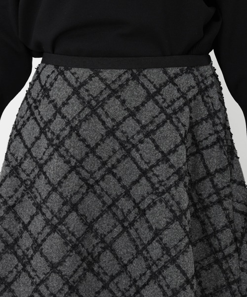 STRAWBERRY-FIELDS(ストロベリーフィールズ)の「リボンヤーンフラノライク_リボンヤーン刺しゅうフレアスカート(スカート・レディース・キナリ/チャコールグレー・2/1)」の6枚目の写真