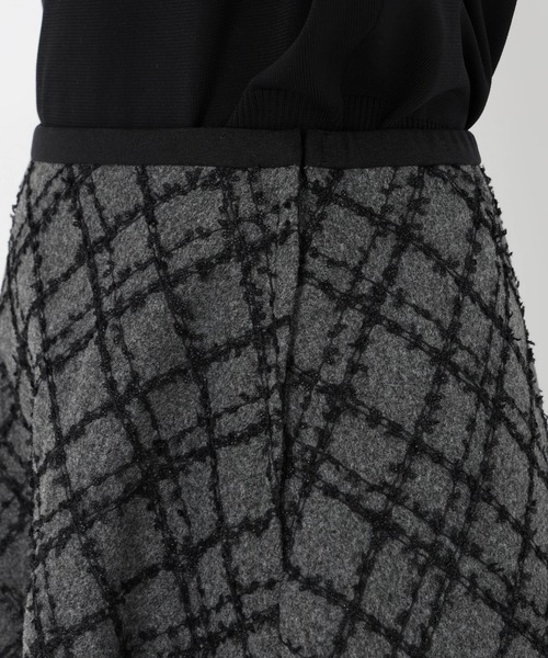 STRAWBERRY-FIELDS(ストロベリーフィールズ)の「リボンヤーンフラノライク_リボンヤーン刺しゅうフレアスカート(スカート・レディース・キナリ/チャコールグレー・2/1)」の8枚目の写真