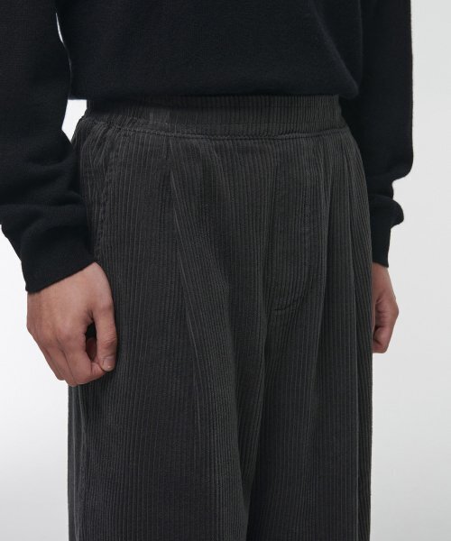 MUSINSA STANDARD（ムシンサスタンダード）の「ワンタックワイドコーデュロイバンディングパンツ [ダークグレー]（その他パンツ・メンズ・その他・40/38/42/36/34/32/30/26/28）」の3枚目の写真