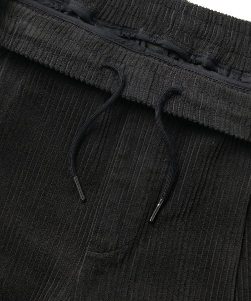MUSINSA STANDARD（ムシンサスタンダード）の「ワンタックワイドコーデュロイバンディングパンツ [ダークグレー]（その他パンツ・メンズ・その他・40/38/42/36/34/32/30/26/28）」の4枚目の写真