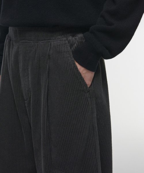MUSINSA STANDARD（ムシンサスタンダード）の「ワンタックワイドコーデュロイバンディングパンツ [ダークグレー]（その他パンツ・メンズ・その他・40/38/42/36/34/32/30/26/28）」の5枚目の写真