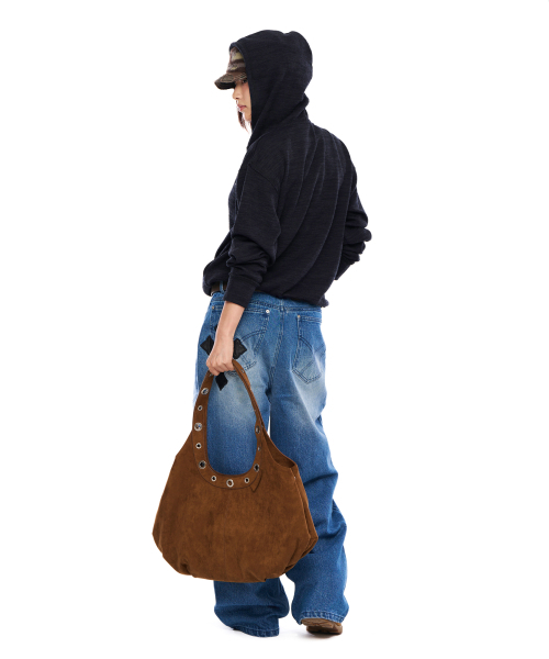 AAKAM（アーカム）の「Suede Eyelet Dumpling Bag (Camel)（ショルダーバッグ・レディース・その他・FREE）」の2枚目の写真
