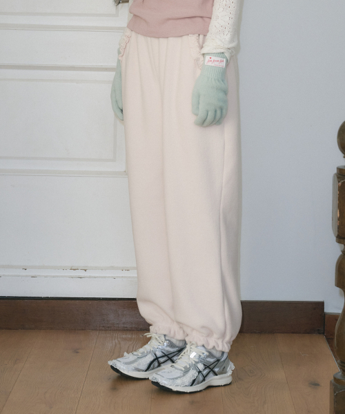 FUN FROM FUN(ファンフロムファン)の「FRILL POCKET FLEECE PANTS, BEIGE(スウェットパンツ・レディース・ベージュ・FREE)」の2枚目の写真