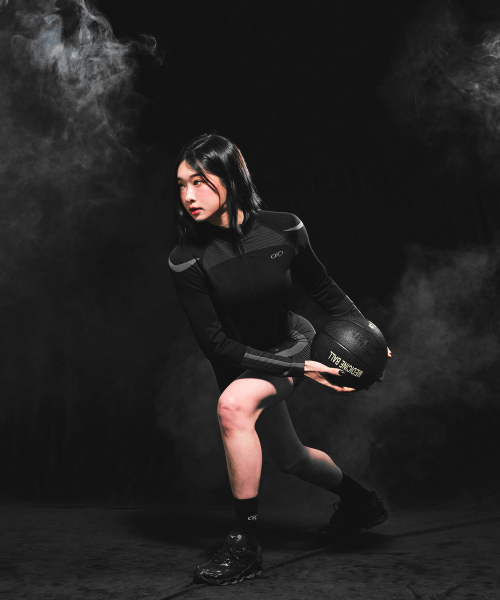 BORN TO WIN（ボーントゥウィン）の「W SYMBOL B ECLIPSE SEAMLESS FULL ZIP-UP JACKET [BLACK]（ジャージ・レディース・その他・1/2）」の6枚目の写真