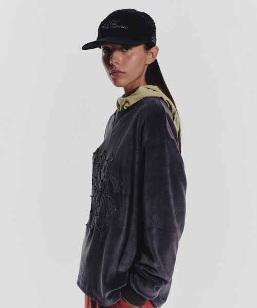 MENASOO（ミナス）の「Applique Velour Sweatshirt_Charcoal（スウェット・レディース・チャコール・F）」の6枚目の写真
