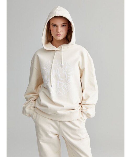 MENASOO（ミナス）の「UNISEX CIRCLE LOGO HOODIE_IVORY（パーカー・レディース・アイボリー・1/2）」の3枚目の写真