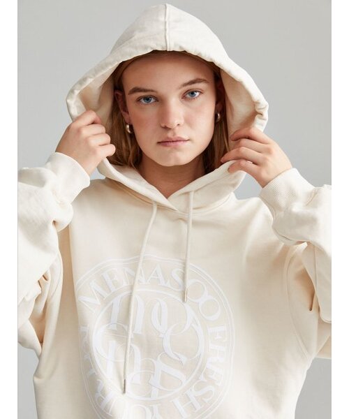 MENASOO（ミナス）の「UNISEX CIRCLE LOGO HOODIE_IVORY（パーカー・レディース・アイボリー・1/2）」の4枚目の写真