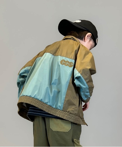 GROOVY COLORS(グルービーカラーズ)の「Recycled Polyester 2tone Zip Jacket(マウンテンパーカー・キッズ・ブラック/ベージュ・115/125)」の14枚目の写真