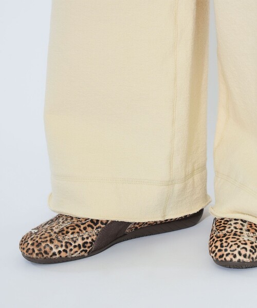 maturely(マチュアリー)の「maturely / ヘム カットオフ フレア ジャージー(スウェットパンツ・レディース・ベージュ/ブラック・0/1)」の3枚目の写真