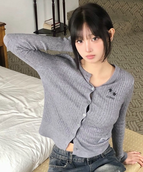 COIRIS_(コイリス)の「◇COIRIS◇ブランド直輸入正規品/エルン Rネック ケーブルニット カーディガン ERN R-NECK CABLE KNIT CARDIGAN(カーディガン/ボレロ・レディース・ブラック/グレー/レッド・FREE)」の2枚目の写真