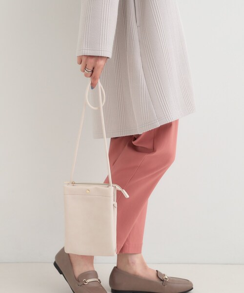 SHOO・LA・RUE（シューラルー）の「2層ミニショルダーバッグ（ショルダーバッグ・レディース・アイボリー/ブラック/ライトベージュ/イエロー・00）」の21枚目の写真