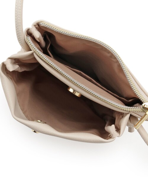 SHOO・LA・RUE（シューラルー）の「2層ミニショルダーバッグ（ショルダーバッグ・レディース・アイボリー/ブラック/ライトベージュ/イエロー・00）」の13枚目の写真