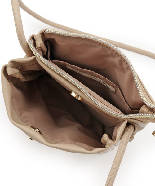 SHOO・LA・RUE（シューラルー）の「2層ミニショルダーバッグ（ショルダーバッグ・レディース・アイボリー/ブラック/ライトベージュ/イエロー・00）」の5枚目の写真