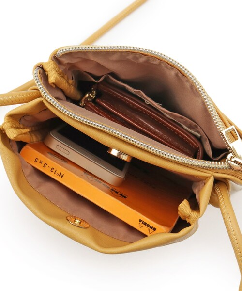 SHOO・LA・RUE（シューラルー）の「2層ミニショルダーバッグ（ショルダーバッグ・レディース・アイボリー/ブラック/ライトベージュ/イエロー・00）」の6枚目の写真